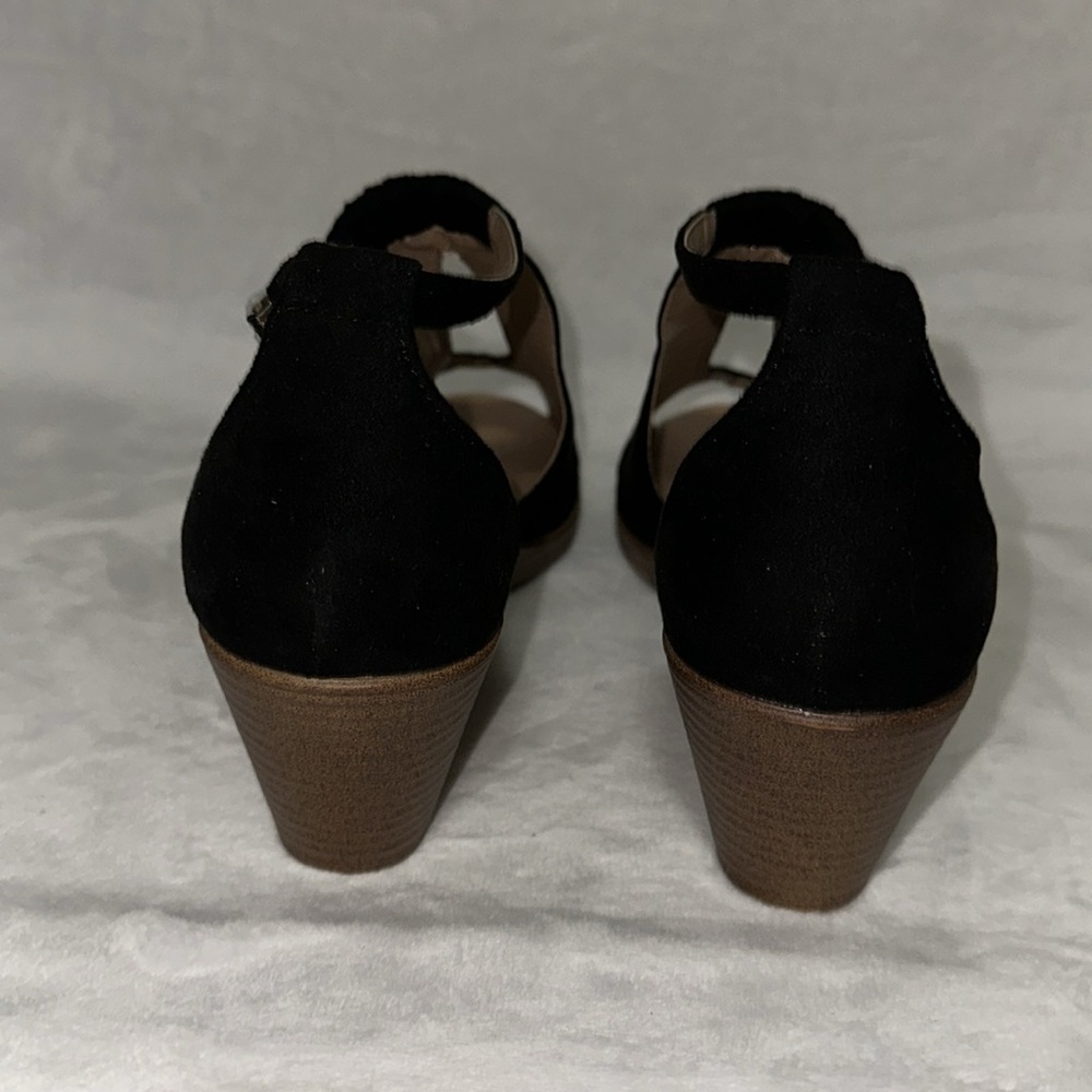 Journee Collection Women's Black Wedge Sandals - Picture 4 of 7